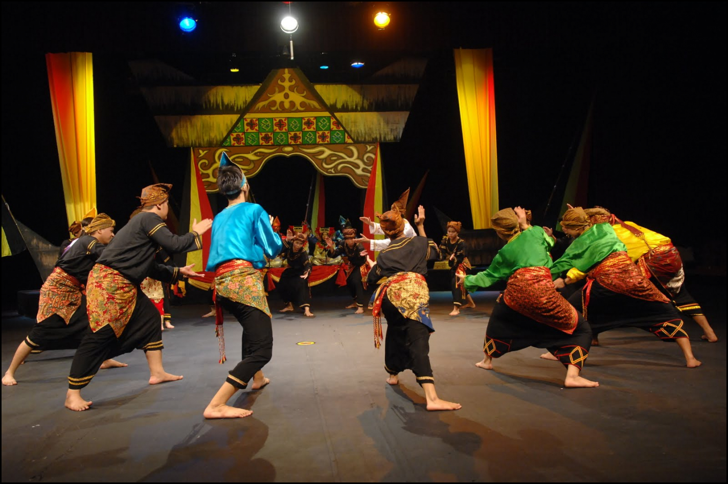 Drama Minang Pesona Teater Tradisional Sumatra Barat